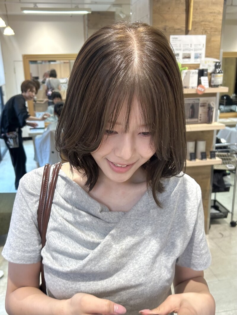 オリーブベージュ
